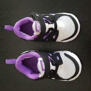 Toddler Girls Nike running shoes c7 purple, white and black